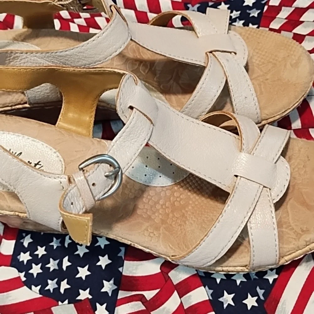 Easy Street Strictly Comfort EUC Tan Sandals Strappy Design Buckle Closure. 8M. - Picture 4 of 7